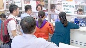Patients are waiting for their turn to receive drugs (Photo: SGGP)