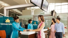 Vietnam Airlines employees returns bag containing valuable items to passenger