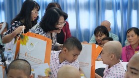 Vice President gifts poor cancer child patients in HCMC (Photo: SGGP)