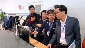 A delegation from the Ministry of Health inspects nCoV prevention operations in Noi Bai Airport on November 21 (Photo: SGGP)