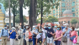 100,000 medical facemasks to be given gratis to tourists in HCMC ( Photo: SGGP)