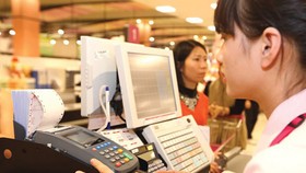 No-cash payment is more and more popular in Vietnam. (Photo: SGGP).