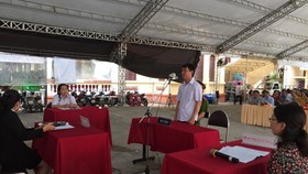 A mocking court hearing in District 3 to propagandize about domestic violence prevention and control. (Photo: SGGP)