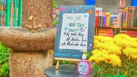 Visitors can use hand gel in the book street in Ho Chi Minh City downtown area (Photo: SGGP)