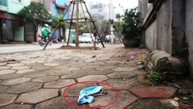A discarded face mask on the street in Hanoi. — VNA/VNS Photo