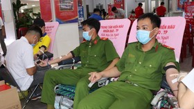 Young people in HCMC volunteer to donate blood