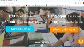The online job market https://sieuthivieclam.vn/ offer a chance for laborers to meet recruiters. (Photo: SGGP)