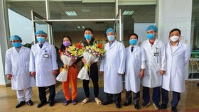 Two patients at the National Hospital of Tropical Diseases were discharged from hospital (Photo: SGGP)