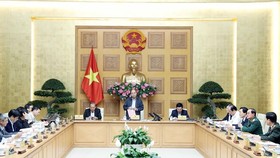 Prime Minister Nguyen Xuan Phuc (standing) chairs the meeting in Hanoi on February 24 (Photo: VNA)