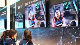Residents of Ho Chi Minh City are experiencing mobile applications using 5G technology. (Photo: SGGP)