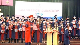 Delivering undergraduate degrees to students of the Ho Chi Minh City University of Economics & Finance (Photo: SGGP)