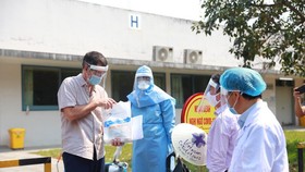 Briton man checks his essential document before leaving the hospital (Photo: SGGP)