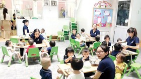 The city Labor Union gives gifts to 140 preschool teachers and laborers with financial hardship (Photo: SGGP)
