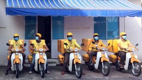 Vietnam Post maintains its postal parcel transport and delivery service in the Covid-19 pandemic. (Photo: SGGP)