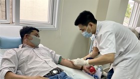 A man gives blood at the Hematology and Blood Transfusion Department under the Hue Central Hospital on April 1. — VNA/VNS Photo