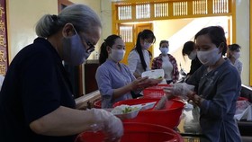 Women join hand to cook free meals for poor laborers (Photo: SGGP)