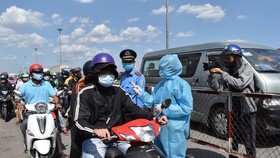 13 people with fever discovered when passing by checkpoints in HCMC