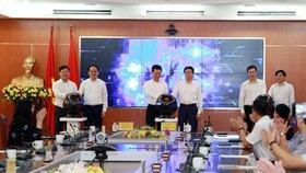 Deputy PM Vu Duc Dam, Minister of Information and Communications Nguyen Manh Hung, and other delegates press the button to officially launch Vpostcode platform. (Photo: VNP)