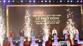 A program to boost domestic travel demand until the end of 2020 is launched by Vietnam Airlines and the Vietnam Tourism Association on May 16. (Photo: Lao Dong)