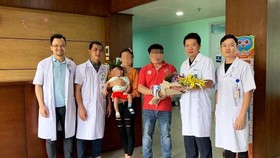 Laotian child with innate lung cyst is discharged from Hanoi-based hospital (Photo: SGGP)