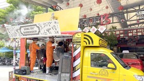 A barbershops in a pickup truck (Photo: SGGP)