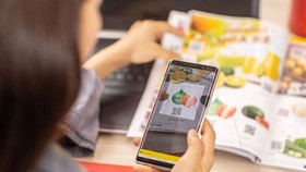 A shopper scans QR codes to shop online (Photo: vinid.net)