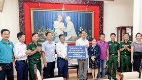 At the money-giving ceremony (Photo: SGGP)