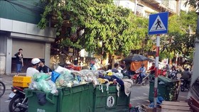Waste on Dong Tac Street in Hanoi's Dong Da District. — VNA/VNS Photo Danh Lam