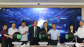 Minister of MoNRE Tran Hong Ha, Minister-Chairman of the Government Office Mai Tien Dung, Deputy Minister of Information and Communication Nguyen Thanh Hung, and Deputy Ministers of MoNRE are participating in the launching ceremony. (Photo: SGGP)