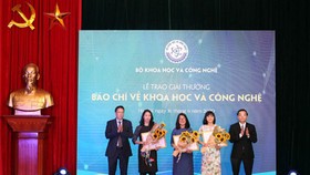 Representatives of first prize winners in the awards ceremony. (Photo: MoST)