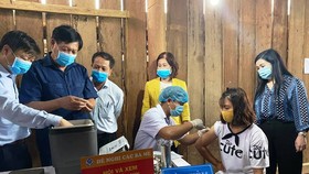 Deputy Health Minister Do Xuan Tuyen examines a vaccination center (Photo: SGGP)