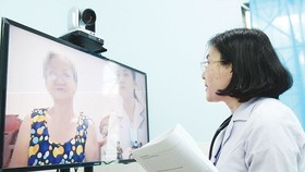 A doctor at Go vap Hospital is providing online consultation to an elderly patient (Photo: SGGP)