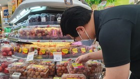 Vietnamese lychee has been officially put up for sale in Singapore’s FairPrice supermarket chain. (Photo: VNA)