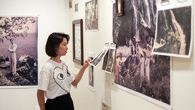 At an art exhibition (Photo: Courtesy of British Council)
