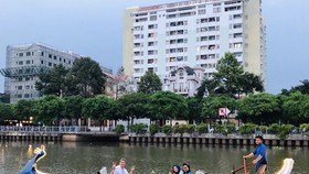 Tourists enjoy their time in HCM City (Source: kichcaudulichtphcm.vn)