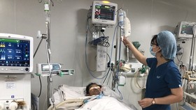 A tetanus patient is being treated in the hospital (Photo: SGGP)