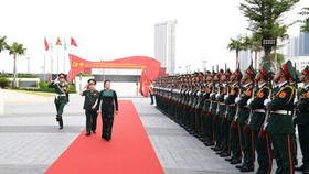 National Assembly Chairwoman Nguyen Thi Kim Ngan reviewed an honored army parade at the Head Office of Viettel. (Photo: SGGP)