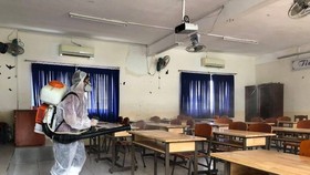 Heads of test venues are asked to work with local medical centers to do the cleaning and disinfection of environmental surfaces in the context of Covid-19 before and after examination days (Photo: SGGP)