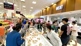 Shoppers are selecting goods in a supermarket in Tan Phu District in Ho Chi Minh City (Photo: SGGP)