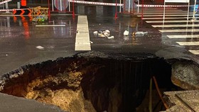 Sinkhole closes Nguyen Oanh street in District Go Vap after torrential rain