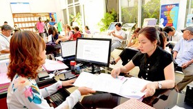 Citizens are coming to the People’s Committee of District 4 to apply for administrative procedures. (Photo: SGGP)