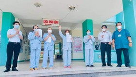 Four Covid-19 patients are discharged from the Da Nang Hospital for Lung Diseases (Photo: SGGP)