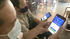 Citizens have installed Bluezone in their smartphones. (Photo: SGGP)