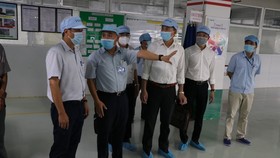 Deputy Health Minister Nguyen Truong Son pays a visit to enterprises in industrial parks in Da Nang City (Photo: SGGP)