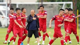 Vietnam national team train under the watchful eye of coach Park Hang-seo. — Photo thethao247.vn
