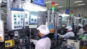 Workers on an electronic component production line at Saigon Hi-Tech Park. — VNA/VNS Photo