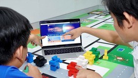 Young contestants are registering their solution to tackle urban traffic problems for the contest. (Photo: SGGP)