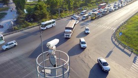 The traffic camera system to regulate traffic volume at one intersection in Binh Chanh District. (Photo: SGGP)