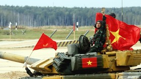The tank team of the Vietnam People’s Army at the final race of tank crews of the second division in the Tank Biathlon event of the ongoing 2020 International Army Games (Photo: VNA)