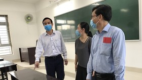 Inspectors visit Nguyen Van Thoai School to check preparation works for the new school year (Photo: SGGP)